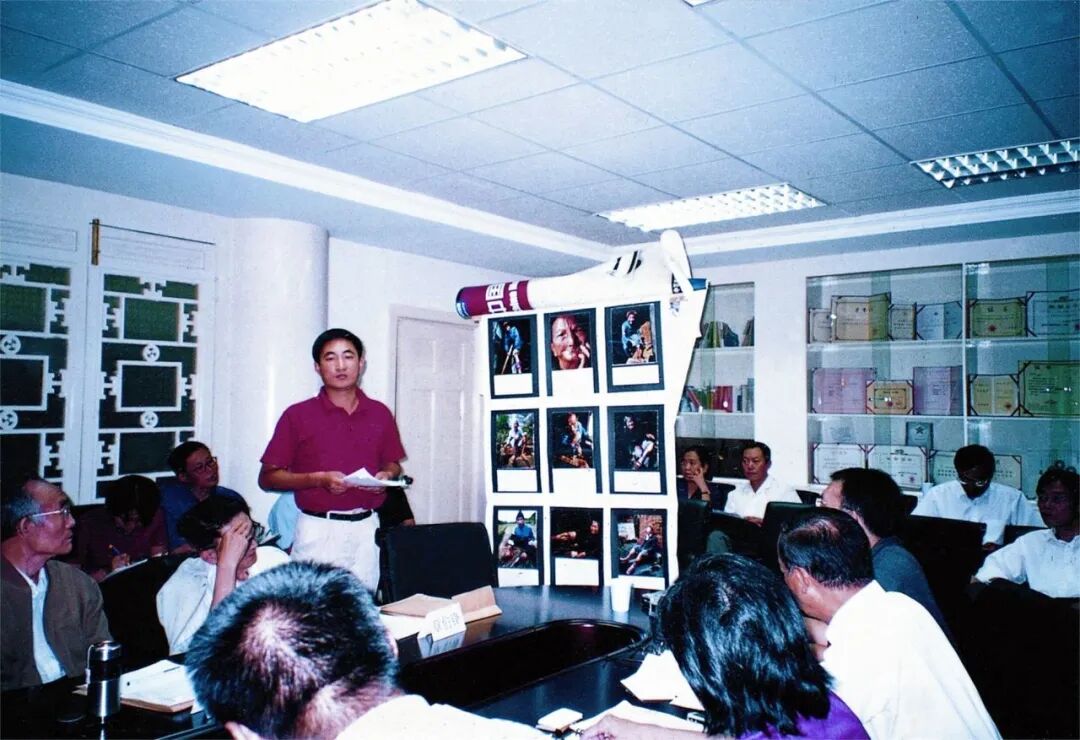 2002，李晓方在“第四届日本侵华史学术研讨会”上作《侵华日军使用炭疽战新诠证》报告。图/李晓方提供